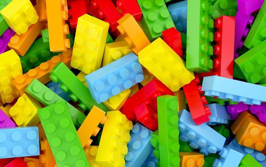  Playing with plastic toy building bricks creates microplastic and nanoplastic pollution | Research